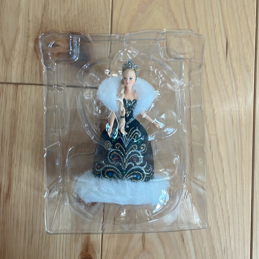 Hallmark Barbie 2006 Ornament - Picture 3 of 7